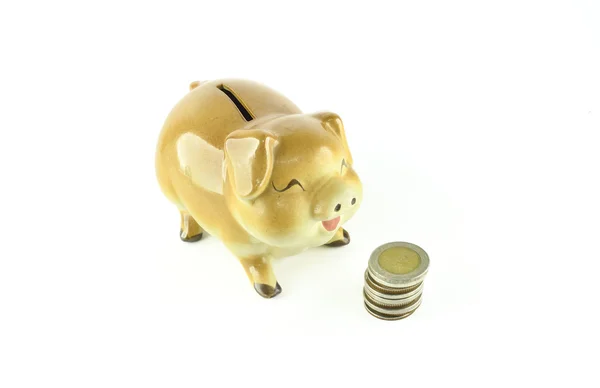小猪银行和用白色隔离开的硬币 — 图库照片