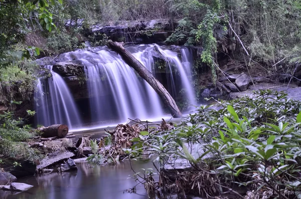 Cachoeira na floresta profunda — Fotografia de Stock