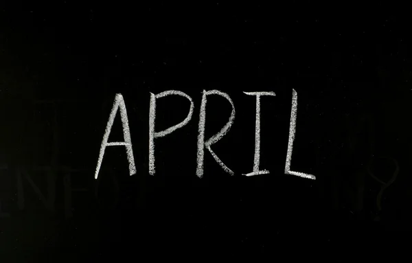 Woord "april" op blackboard — Stockfoto