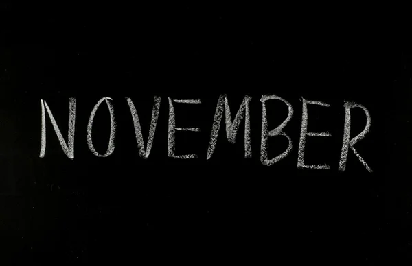 Palabra "noviembre" en pizarra — Foto de Stock