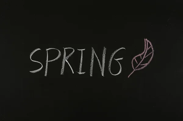 Desenho palavra "primavera" no quadro negro — Fotografia de Stock