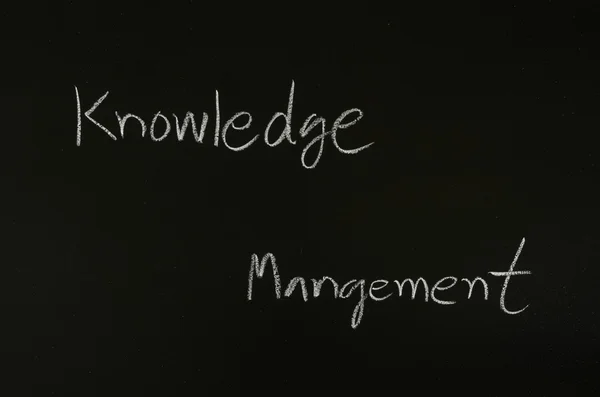 Word "knowledge management" on blackboard — Stock Photo, Image