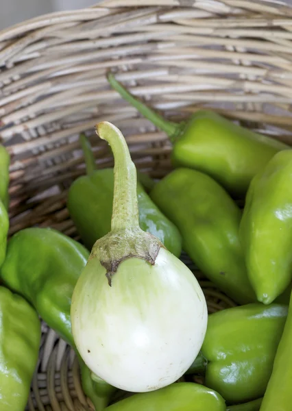 Berenjena en la cesta — Foto de Stock