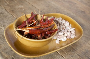 kurutulmuş biber ve sarımsak