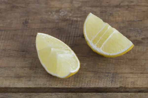 Лимон на деревянном столе — стоковое фото