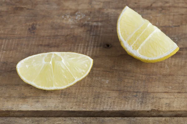 Лимон на деревянном столе — стоковое фото