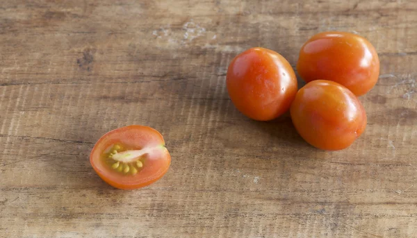 Tomaat op houten tafel — Stockfoto