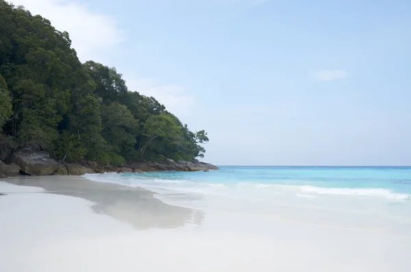 Schöner strand in tachai insel — Stockfoto