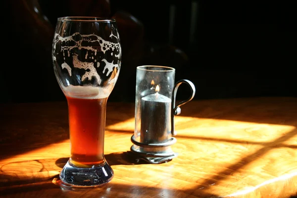 Bière et bougie Images De Stock Libres De Droits