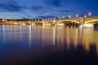 Tuna üzerinde gece Budapeşte'de köprü.