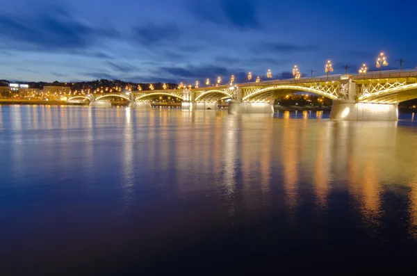 Bridge over Danube at night in Budapest — Stock Photo, Image