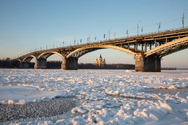 Nizhny Novgorod 'daki Oka Nehri üzerindeki köprünün arka planında Hıristiyan Katedrali