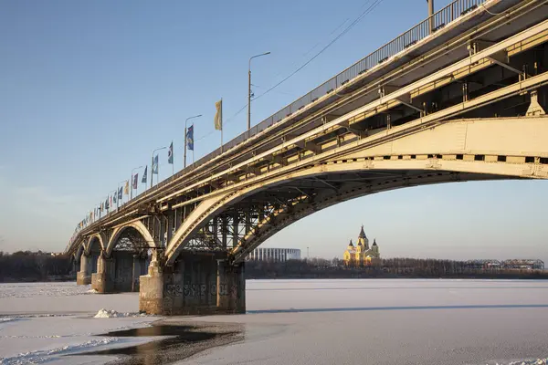 Nizhny Novgorod 'daki Oka Nehri üzerindeki köprünün arka planında Hıristiyan Katedrali