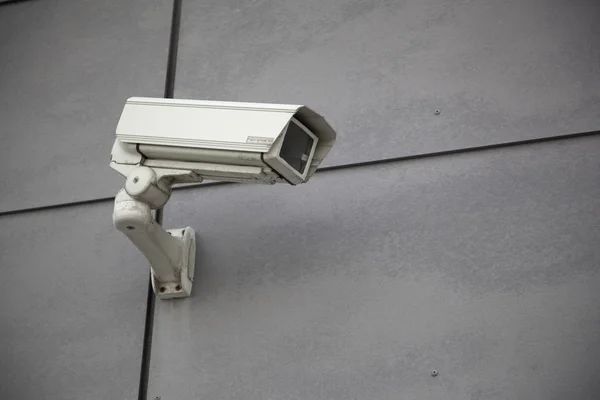 Caméra de surveillance sur un mur gris Images De Stock Libres De Droits
