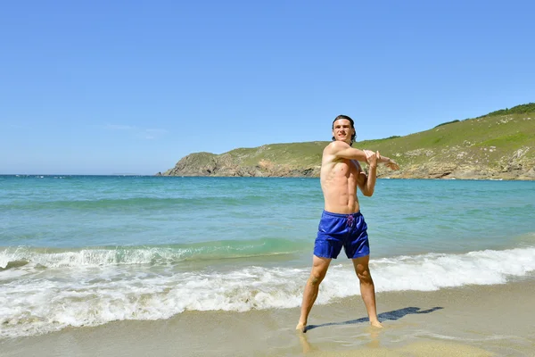 Sportsman working out on the beach — Stock Photo, Image