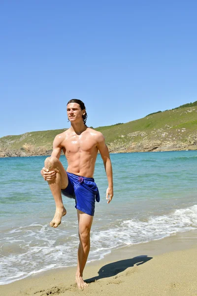 Sportsman working out on the beach — Stock Photo, Image