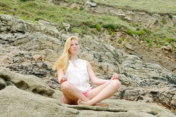 Young girl doing meditation on mountain — Stock Photo, Image