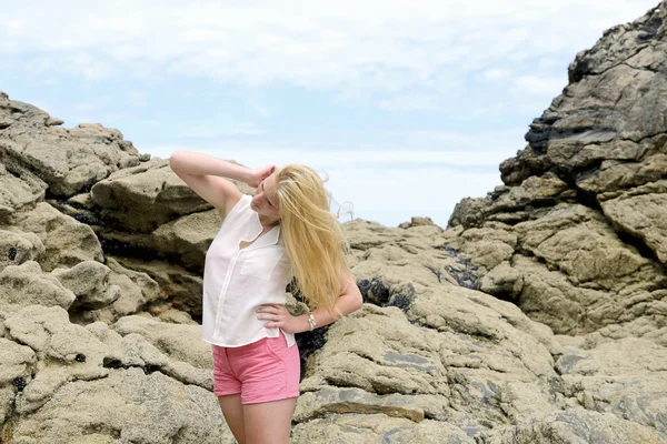 Fille blonde posant sur la plage — Photo