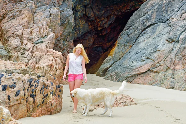 Blond dziewczynka z pieskiem na plaży — Zdjęcie stockowe