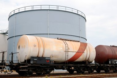 Petrol tankeri tren önce yağ deposu