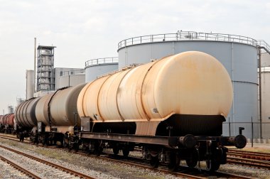 Petrol tankeri tren önce yağ deposu