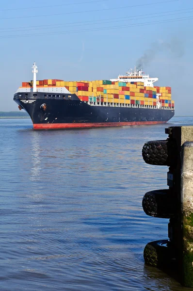 Container ship sailing into port — Stock Photo, Image