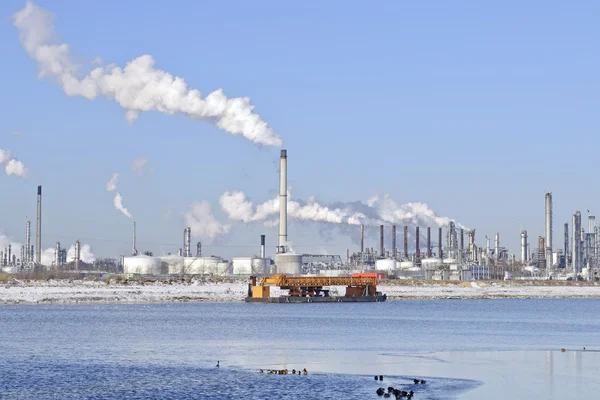 Refinaria de petróleo — Fotografia de Stock