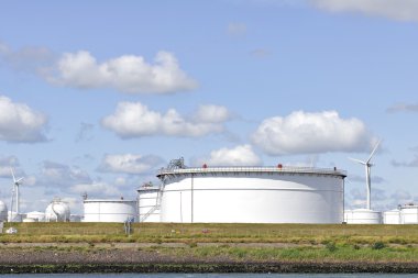 Rüzgar enerji ve petrol terminal