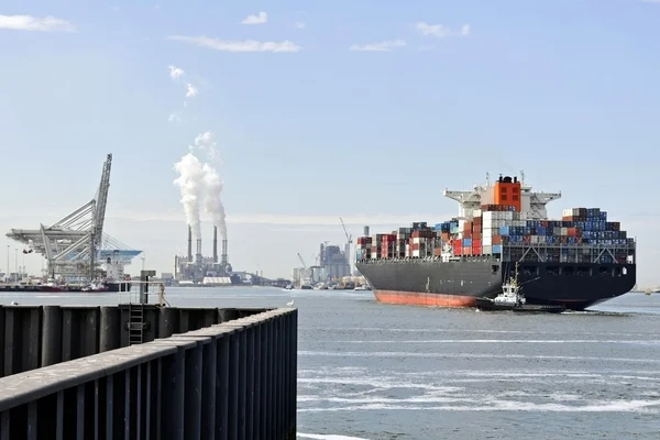 Containership in the harbor of rotterdam — Stock Photo, Image