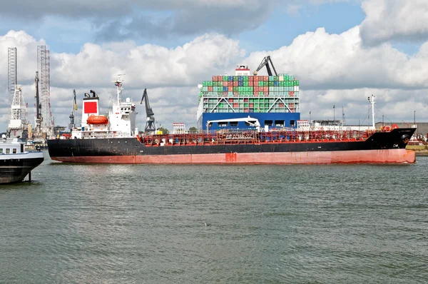 Oil tanker in the harbor — Stock Photo, Image