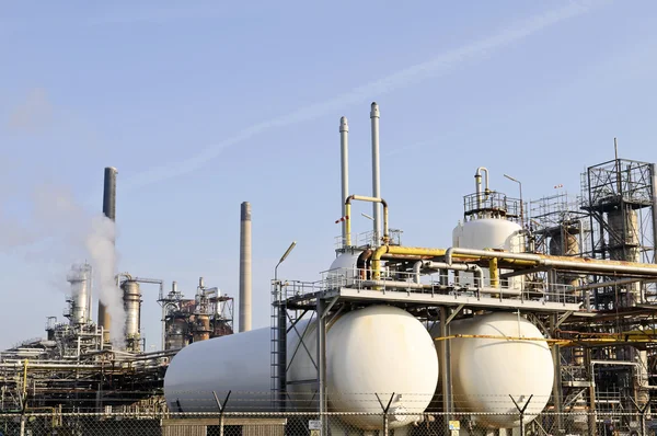 Oil refinery in rotterdam harbor — Stock Photo, Image