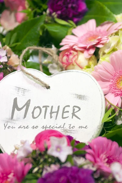 Muttertagsherz mit Blumen — Stockfoto