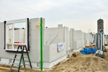 kumtaşı tuğla ile yeni evler inşa