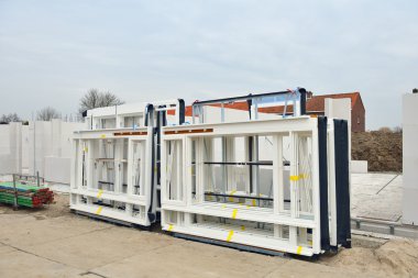 ev inşaat alanı üzerinde plastik pencere