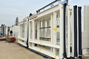 ev inşaat alanı üzerinde plastik pencere