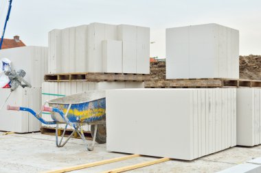 kumtaşı tuğla ile yeni evler inşa