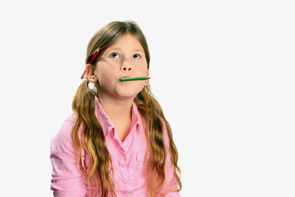 Ребёнок с цветными карандашами — стоковое фото