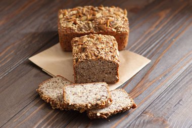 Kabak, keten, ay çekirdeği ile taze pişmiş ekmek kırsal bir ahşap masada