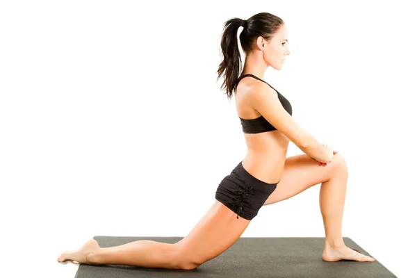 Mujer joven en sujetador deportivo en pose de yoga sobre fondo blanco aislado —  Fotos de Stock