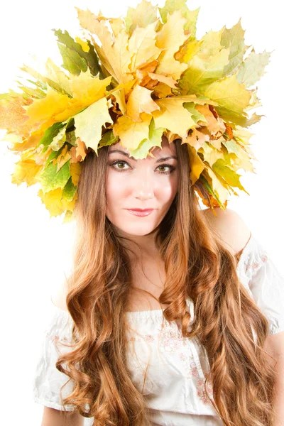 Hermosa mujer caída. Retrato de niña con corona de otoño de hojas de arce —  Fotos de Stock