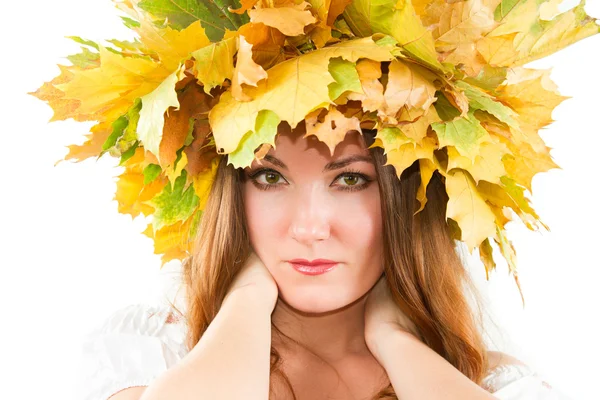 Hermosa mujer caída. primer plano retrato de chica con corona de otoño de mapl —  Fotos de Stock