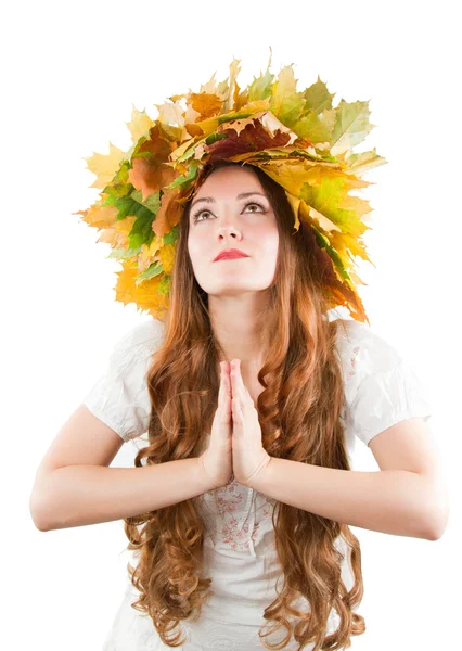 Hermosa mujer caída. primer plano retrato de chica con corona de otoño de mapl —  Fotos de Stock