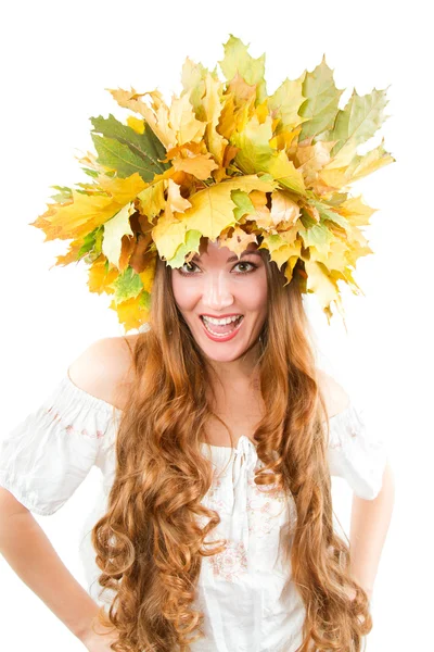 Hermosa mujer caída. primer plano retrato de chica con corona de otoño de mapl —  Fotos de Stock