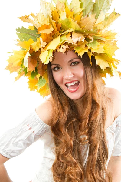 Hermosa mujer caída. primer plano retrato de chica con corona de otoño de mapl —  Fotos de Stock