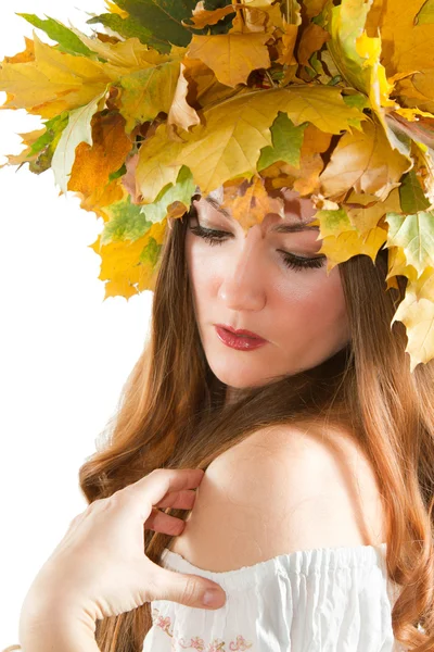 Hermosa mujer caída. primer plano retrato de chica con corona de otoño de mapl —  Fotos de Stock