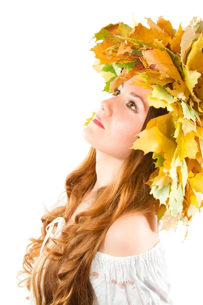 美しい秋の女性。もみじの秋の花輪を持つ少女の肖像画の葉します。 — ストック写真