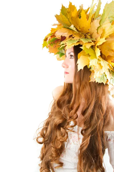 Güzel sonbahar kadını. Kız portresi ile akçaağaç sonbahar çelenk bırakır — Stok fotoğraf