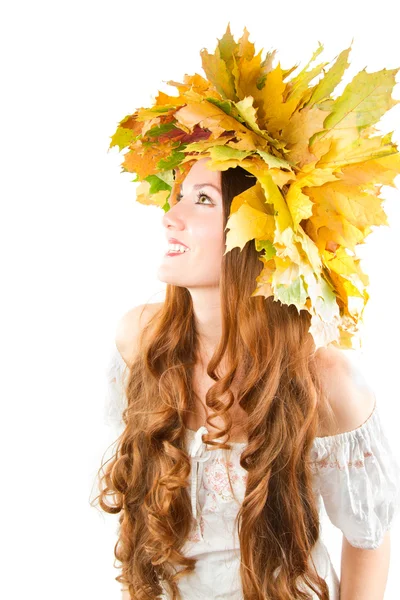 Hermosa mujer caída. primer plano retrato de chica con corona de otoño de mapl —  Fotos de Stock