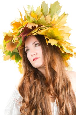 güzel sonbahar kadını. Kız portresi mapl sonbahar çelenk ile yukarıya kapatmak