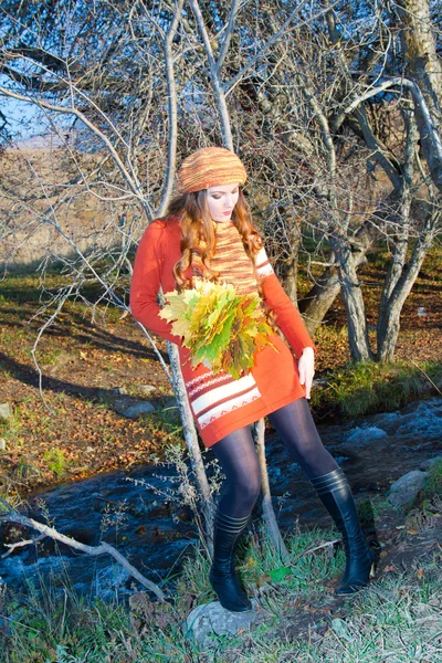Belle femme en tricot en pleine longueur avec un bouquet d'érable — Photo